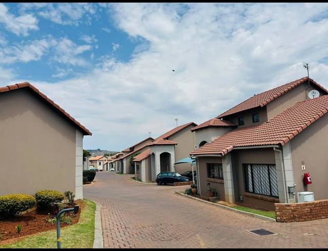 2 BEDROOM TOWNHOUSE FOR SALE IN MONDEOR